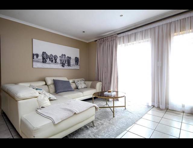3 BEDROOM TOWNHOUSE FOR SALE IN THATCHFIELD